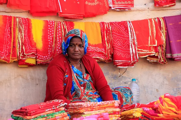 Femme indienne vendant des tissus, Sadar Market, Jodhpur, Inde — Photo