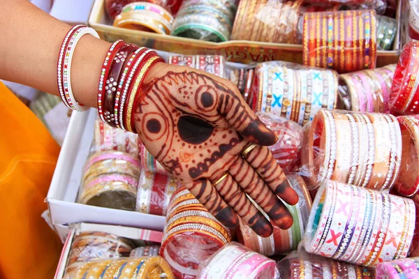 Закройте руки росписью хной, Sadar Market, Jodhpur, Ind — стоковое фото