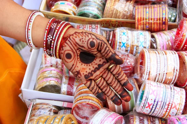 Primo piano con pittura henné, Sadar Market, Jodhpur, Ind — Foto Stock