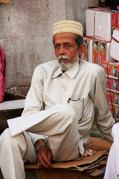 Hombre indio sentado en el mercado de Sadar, Jodhpur, India — Foto de Stock
