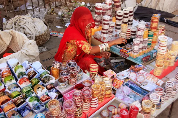 Femme indienne vendant des banges au marché de Sadar, Jodhpur, Inde — Photo