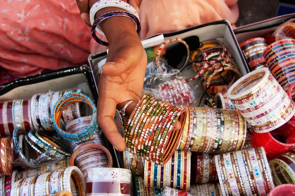 Primer plano de la mano con bangels, Sadar Market, Jodhpur, India — Foto de Stock