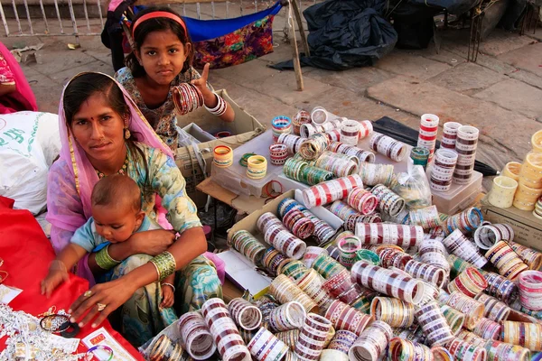 Hintli kadın satarak bangels sadar Pazar, jodhpur, Hindistan — Stok fotoğraf