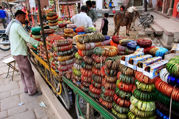 Indyjski człowiek sprzedaży bangels w sadar rynku, jodhpur, india — Zdjęcie stockowe