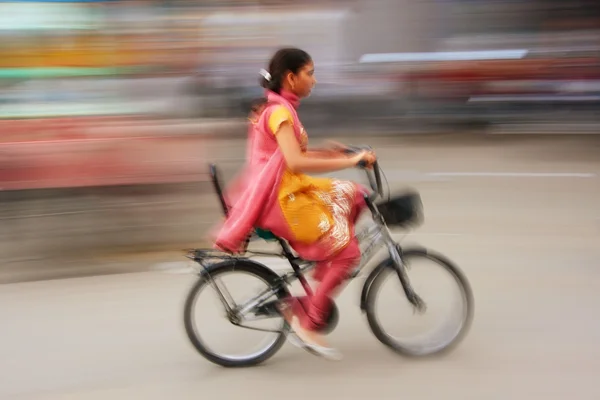 Mujer india montando en bicicleta, borrosa, movimiento, mercado de Sadar, Jodhpur — Foto de Stock