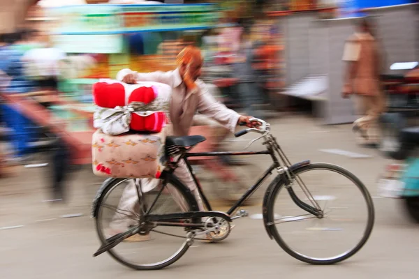 Indyjski mężczyznę idącego z jego rower, niewyraźne, ruch, sadar rynku, — Zdjęcie stockowe