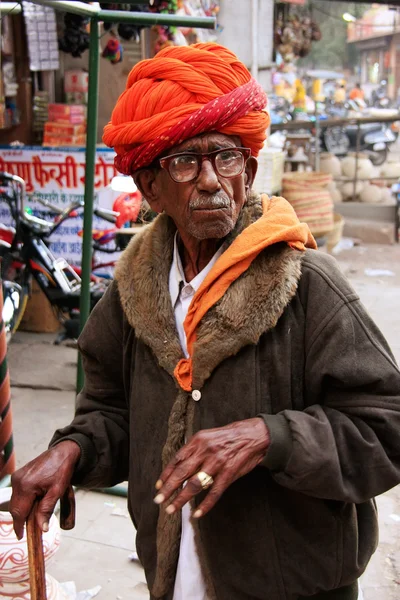 Hombre Inidan caminando en el mercado de Sadar, Jodhpur, India — Foto de Stock