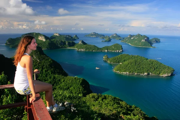 Mujer joven sentada en el punto de vista, Ang Thong National Marine —  Fotos de Stock