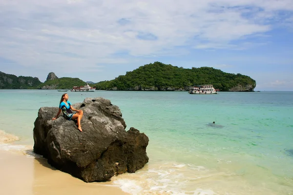 Junge Frau sitzt auf einem Felsen auf der Insel Wua Talab, ang thong nat — Stockfoto