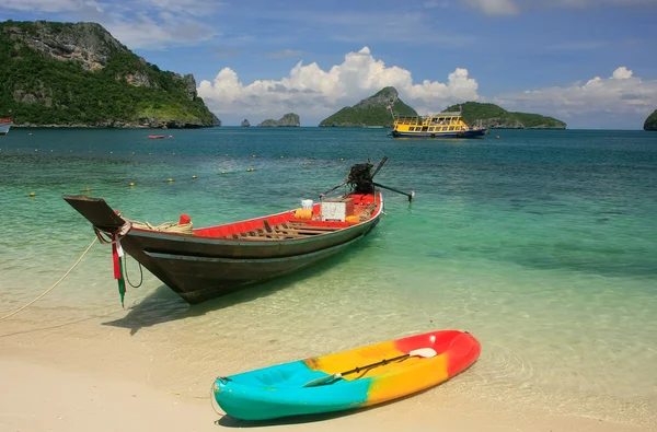 Longtail boot op mae koh eiland, ang thong national marine park, — Stockfoto