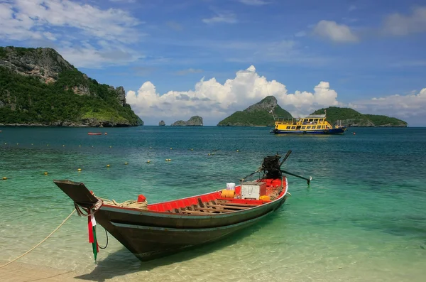 Longtail lodí v mae koh island, národního mořského parku ang thong, — Stock fotografie