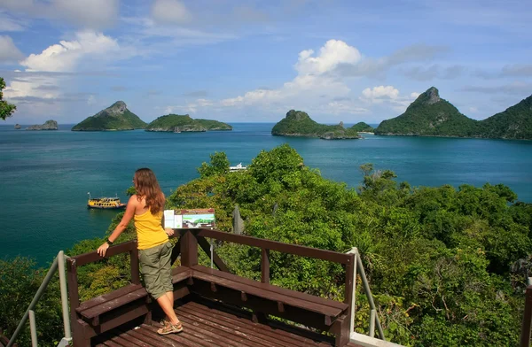 Young woman standing at overlook, Mae Koh island, Ang Thong Nati — Stockfoto