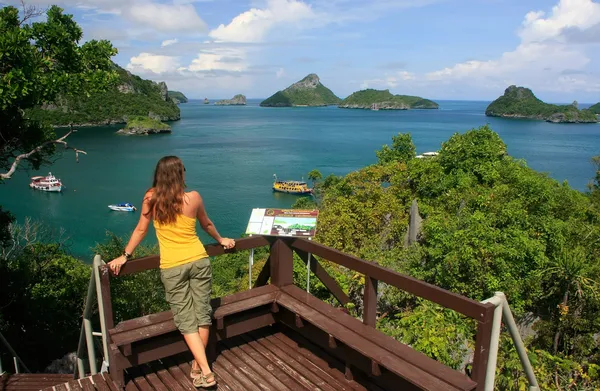 Young woman standing at overlook, Mae Koh island, Ang Thong Nati — Stockfoto