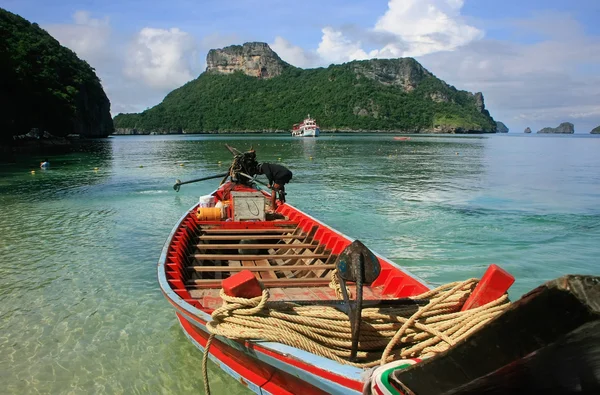 Barco de cauda longa na ilha Mae Koh, Parque Marinho Nacional Ang Thong , — Fotografia de Stock