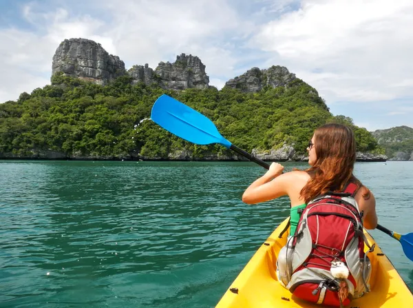 Genç kadın ang thong ulusal deniz parkı içinde Tayland kanosu — Stok fotoğraf