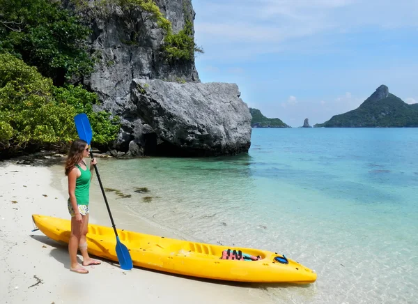 Young woman standing by the kayak, Ang Thong National Marine Par — Stock Photo, Image