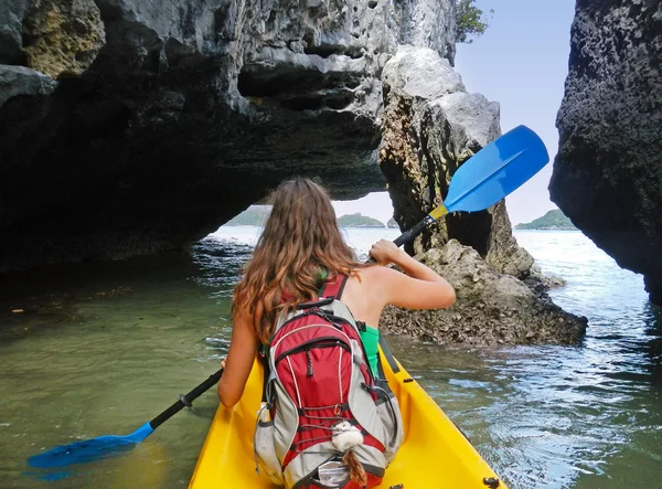 Mujer joven haciendo kayak en Ang Thong National Marine Park, Tailandia — Foto de Stock