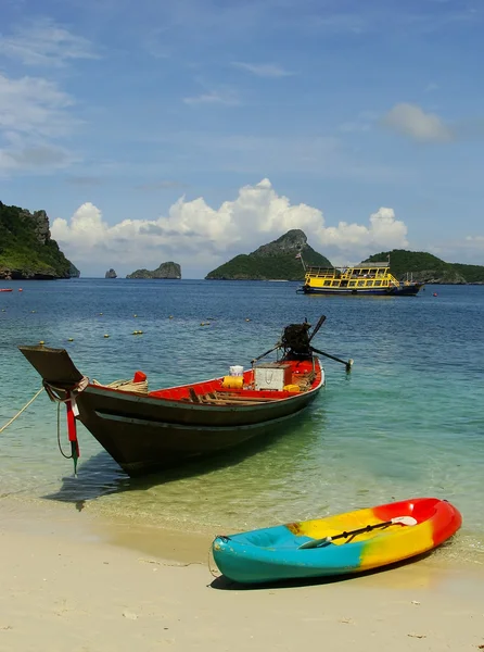 Barca a coda lunga sull'isola di Mae Koh, Ang Thong National Marine Park , — Foto Stock