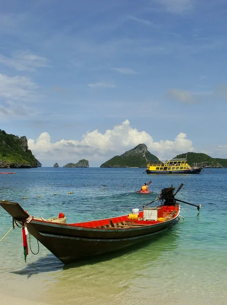 Longtail båt vid mae ön koh, ang thong national marine park, — Stockfoto