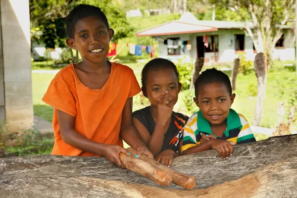 Chicas del árbol de pie junto a la iglesia, pueblo de Navala, Viti Levu, Fi — Foto de Stock