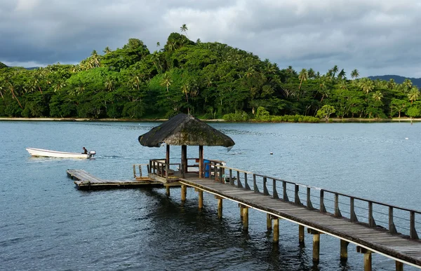 Cais de madeira no porto de Savusavu, ilha de Vanua Levu, Fiji — Fotografia de Stock