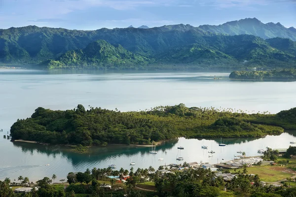 Savusavu marina i nawi wysepka, Wyspy vanua levu, Fidżi — Zdjęcie stockowe