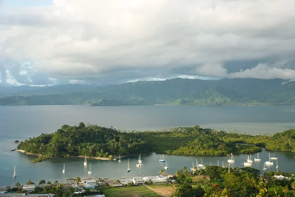 Savusavu marina y el islote de Nawi, isla de Vanua Levu, Fiyi — Foto de Stock