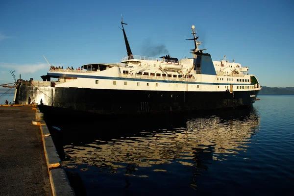 Großes Schiff im Hafen von Savusavu, Insel Vanua Levu, Fidschi — Stockfoto