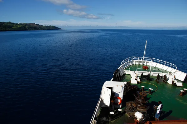 Большой корабль плывет вдоль острова Вануа-Леву, Фиджи — стоковое фото