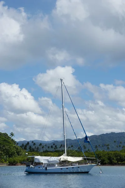 Segelboot im Hafen von Savusavu, Insel Vanua Levu, Fidschi — Stockfoto