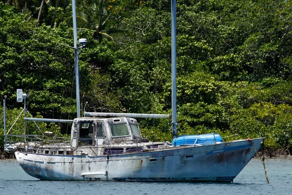 Altes Segelboot im Hafen von Savusavu, Insel Vanua Levu, Fidschi — Stockfoto