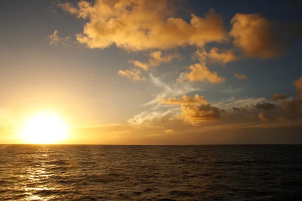 Puesta de sol sobre el océano, isla Vanua Levu, Fiyi —  Fotos de Stock