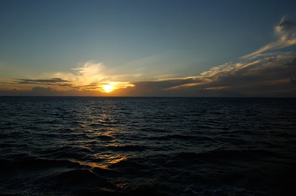 Puesta de sol sobre el océano, isla Vanua Levu, Fiyi —  Fotos de Stock