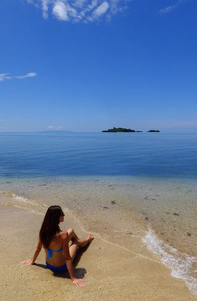 Ung kvinna i bikini som sitter på stranden, ön vanua levu, fij — Stockfoto