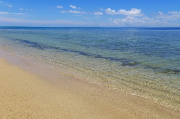 Spiaggia di sabbia e acqua limpida all'isola di Vanua Levu, Figi — Foto Stock