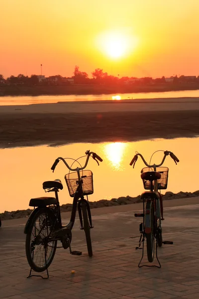 Силуэт велосипеды вблизи реки Меконг на закате, Вьентьян, Лао — стоковое фото