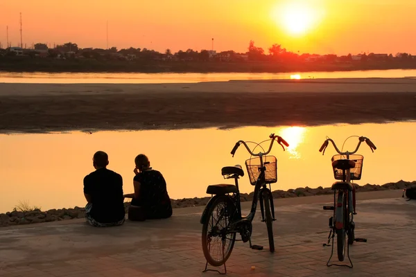 Pareja silueta mirando atardecer en el paseo marítimo del río Mekong, V — Foto de Stock