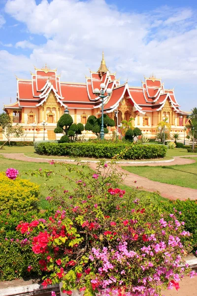 Templet vid pha att luang komplex, vientiane, laos — Stockfoto
