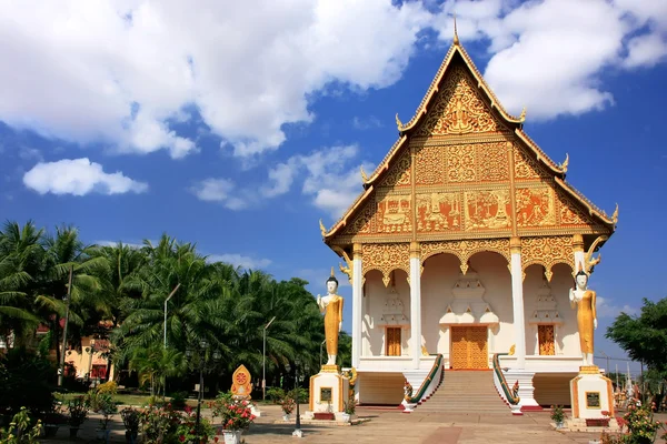 Храм в комплексе Pha That Luang, Вьентьян, Лаос — стоковое фото