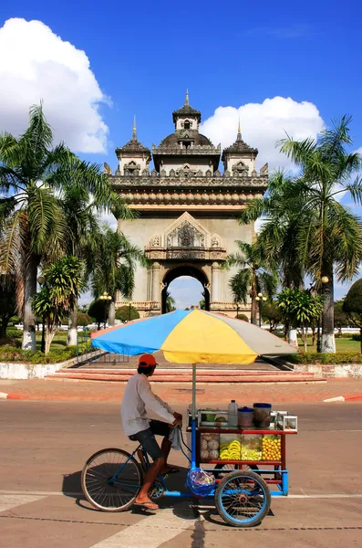 Streetfood-Verkäufer auf einem Fahrrad vor dem Siegestor patuxai — Stockfoto