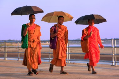 Keşişler şemsiyelerle mekong Nehri, vientiane, laos yürüyüş