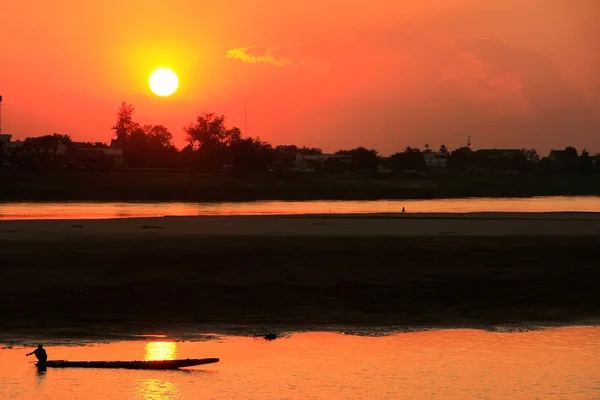 Silhouetted båt på Mekong River ved solnedgang, Vientiane, Laos – stockfoto