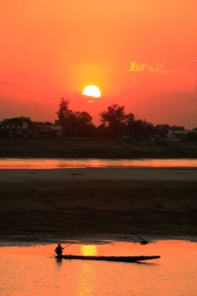 Barco silhueta no rio Mekong ao pôr do sol, Vientiane, Laos — Fotografia de Stock