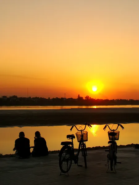 Pareja silueta mirando atardecer en el paseo marítimo del río Mekong, V — Foto de Stock