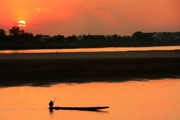 A mekong folyó naplemente, vientiane, Laosz sziluettjei csónak — Stock Fotó