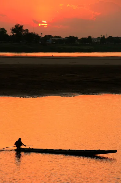 Silhouetted βάρκα στον ποταμό Μεκόνγκ στο ηλιοβασίλεμα, vientiane, Λάος — Φωτογραφία Αρχείου