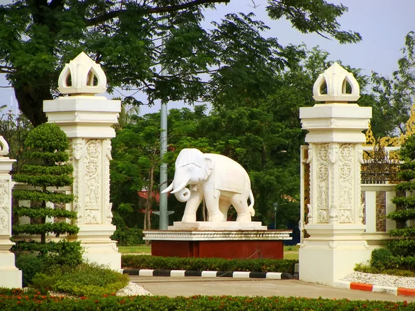 Decoratieve standbeeld van olifant, vientiane, laos — Stockfoto