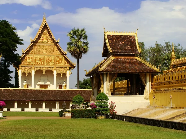 Храм в комплексе Pha That Luang, Вьентьян, Лаос — стоковое фото