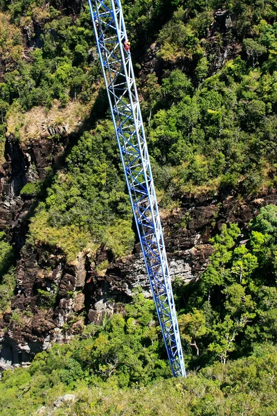 Operai che scalano palo di sostegno, Sky Bridge, isola di Langkawi — Foto Stock