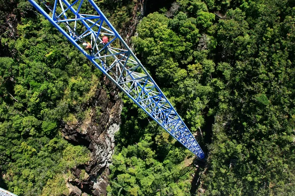 Arbeiter klettern auf Stützstange, Himmelsbrücke, Insel Langkawi — Stockfoto